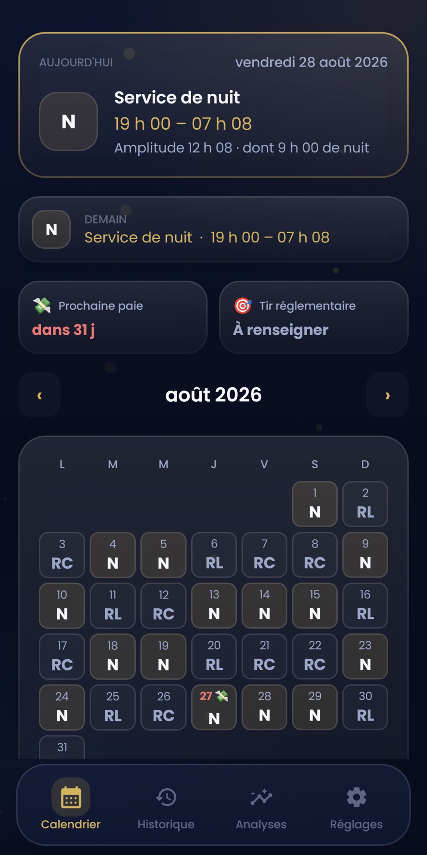L'écran qui s'ouvre : aujourd'hui, service de nuit de 19 h 00 à 07 h 08, amplitude 12 h 08 dont 9 h de nuit ; demain, service de nuit aux mêmes horaires ; la prochaine paie dans 31 jours ; et le calendrier d'août 2026, chaque jour portant sa lettre.